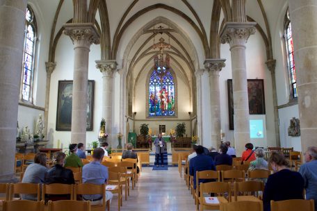 Wie hier bei der Einweihung von restaurierten mittelalterlichen Fresken in der Kirche von Hamm müssen Besucher von Gottesdiensten in der Kirche Maske tragen, sich nur auf bestimmte Sitzplätzen setzen und sich gegebenenfalls für ihren Besuch vorab telefonisch anmelden 