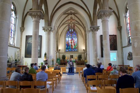 Wie hier bei der Einweihung von restaurierten mittelalterlichen Fresken in der Kirche von Hamm müssen Besucher von Gottesdiensten in der Kirche Maske tragen, sich nur auf bestimmte Sitzplätzen setzen und sich gegebenenfalls für ihren Besuch vorab telefonisch anmelden