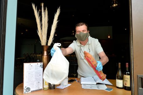 So wie zu Zeiten des ersten Lockdowns im April (Foto) hat das Restaurant „L’Atelier gourmand“ in Düdelingen auch jetzt einen Außer-Haus-Verkauf und Lieferservice eingerichtet.