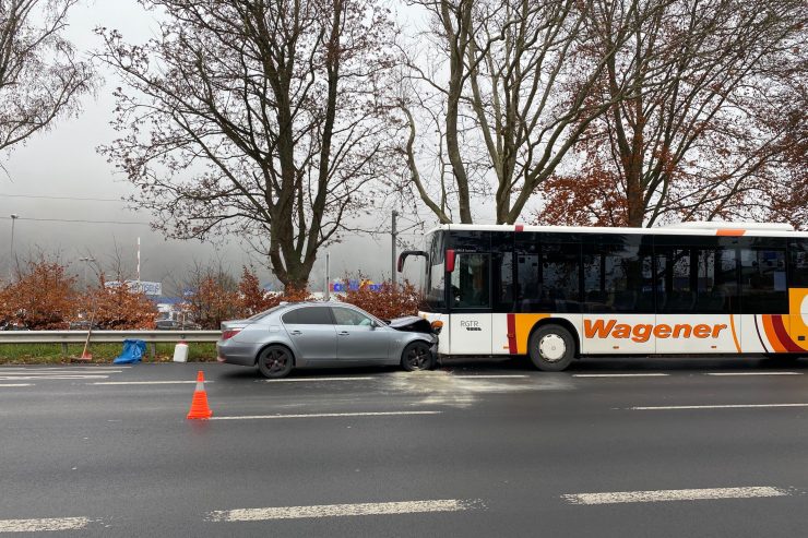 Unfall  / Ingeldorf: Auto kracht frontal gegen Bus 