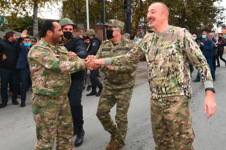 Aserbaidschans Präsident Ilham Aliyev lässt sich in den eroberten Gebieten feiern
