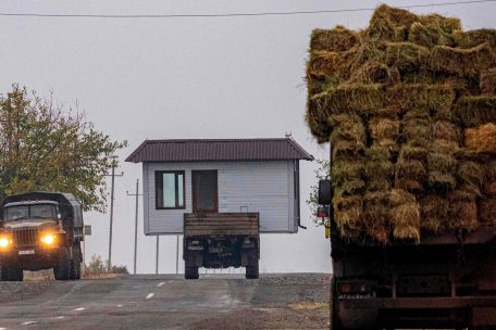 Alles Heu und das Gartenhaus: Flüchtende Karabach-Armenier ließen kaum etwas zurück, manche verbrannten gar ihr Haus