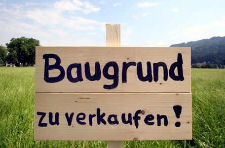 Die progressive Grundsteuer kann einen wichtigen Beitrag leisten, um die soziale Umverteilung von unten nach oben im Boden- und Immobilienbereich abzubremsen. Die Grundst&uuml;ckspekulation aber soll damit einged&auml;mmt werden.&nbsp;