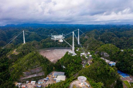 Das Arecibo Observatory ist aus der Vogelperspektive gut sichtbar