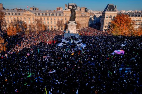 Plus de 130.000 personnes, selon le ministère de l’Intérieur, 500.000 selon les organisateurs, ont défilé samedi dans une centaine de villes de France contre le texte de loi „sécurité globale“ et les violences policières, des affrontements parfois violents émaillant certaines manifestations notamment à Paris.