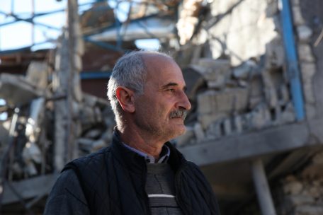 Der 67-jährige Sergej aus Stepanakert vor den Trümmern seines Hauses