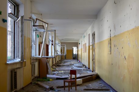 Eine nach Artilleriebeschuss schwer beschädigte Schule in Stepanakert