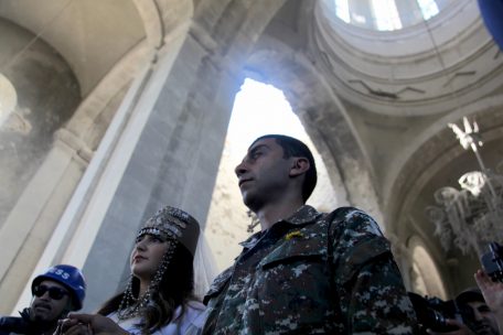 Mariam und Hovik geben sich in der zerschossenen Kirche in Schuscha das Jawort