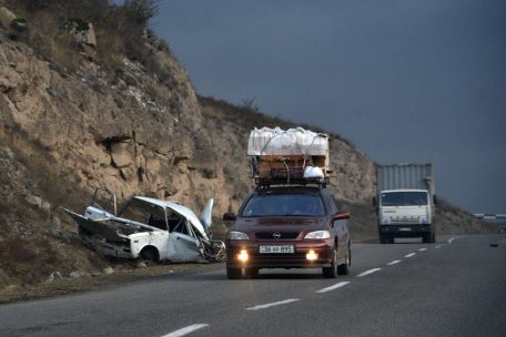 Außer Wracks bleibt nichts zurück: Die Straße durch den Latschin-Distrikt verbindet Armenien mit Bergkarabach und wird künftig von russischen Friedenssoldaten bewacht