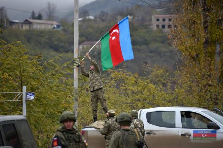 In Latschin-Stadt hängt seit Dienstag die Flagge Aserbaidschans