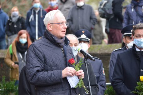 Triers Oberbürgermeister Wolfram Leibe kämpft bei seiner Rede vor der Porta Nigra mit den Tränen, während er die Trierer zum Zusammenhalt auffordert