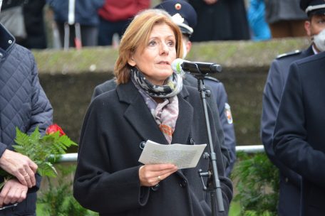 Die rheinland-pfälzische Ministerpräsidentin Malu Dreyer, die selbst in Trier wohnt, spricht den Angehörigen der Opfer ihr Beileid aus