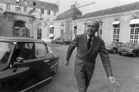 Valéry Giscard d’Estaing quittant Matignon en 1974