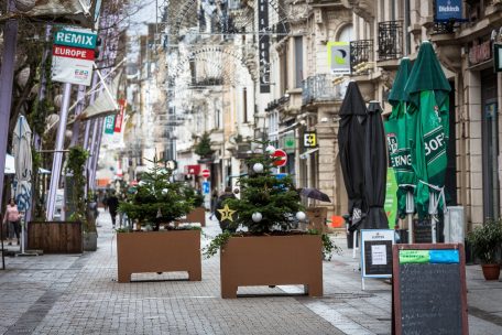 Die Blumenkübel sind eher Hindernisse als echte Barrieren