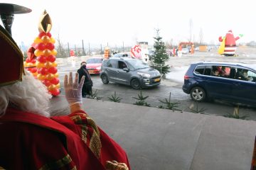 Lange Autoschlangen / Drive-in-„Kleeschen“ im Einsatz in Petingen