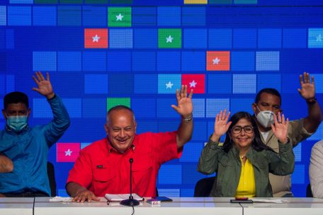 Diosdado Cabello (2.v.l.), stellvertretender Parteivorsitzender der Vereinigten Sozialistischen Partei Venezuelas (PSUV), und Venezuelas Vizepräsidentin Delcy Rodriguez (r.) bei der Bekanntgabe des Wahlergebnisses in Caracas