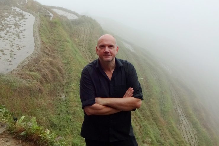 Interview / „Die Theater sind zu, weil die Politik sich selbst schützt“