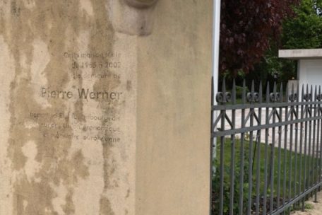 Un monument à Pierre Werner revisité par un inconnu