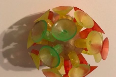 Avec la pandémie, c’est aussi la culture visuelle qui évolue. Un simple jouet de la veille est reconsidéré comme une représentation du virus.