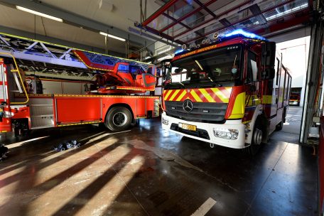 CGDIS / Lastwagen kracht in Drauffelt in ein Haus – Treibstoff läuft in Abwasserkanal