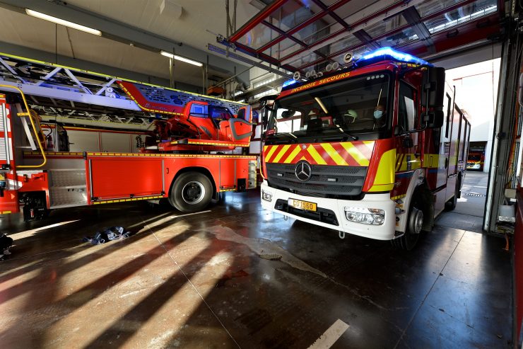 CGDIS / Lastwagen kracht in Drauffelt in ein Haus – Treibstoff läuft in Abwasserkanal