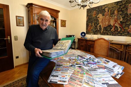 Raymond Peruzzi, Sohn des Resistenzlers Luigi Peruzzi, hat 18.000 Portionshüllen in seiner Sammlung 