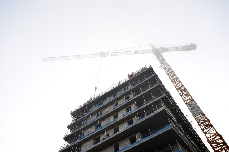 Düdelingen / Lebensgefährlich verletzt: Arbeiter fällt fünf Meter in die Tiefe