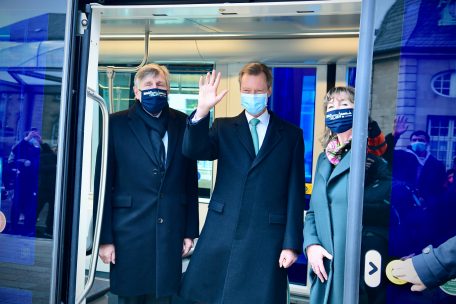 Großherzog Henri ließ es sich nicht nehmen, Mobilitätsschöffe François Bausch und Bürgermeisterin Lydie Polfer auf der Jungfernfahrt zu begleiten