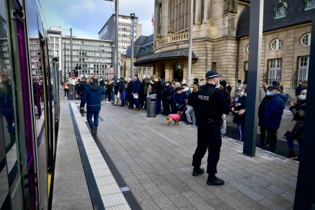 Entlang der Strecke hatten sich zahlreiche Schaulustige eingefunden. Einen großen Bahnhof bereiteten die Zaungäste der Tram am … Bahnhof.