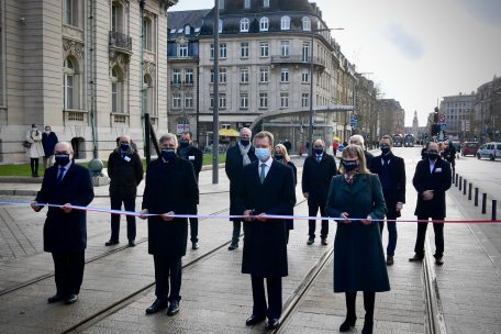 Zusammen mit Luxtram-CEO André von der Marck, Minister François Bausch und Bürgermeisterin Lydie Polfer gab Großherzog Henri die Strecke am „Rousegäertchen“ offiziell frei