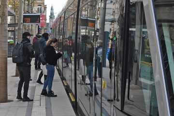 Mobilität / „Sauber, schmuck, adrett“: Passagiere freuen sich über die neue Tram