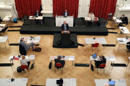 Parlament / Die Frage um den Apfel: Die Verschuldung des Staates im Fokus der Budgetdebatten