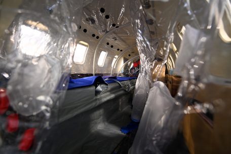 Die Ambulanzjets können mit Isolationszelten ausgerüstet werden, um die Crew vor einer Ansteckung zu schützen. Die Ausrüstung wurde bereits während der Ebola-Krise 2014 eingesetzt.