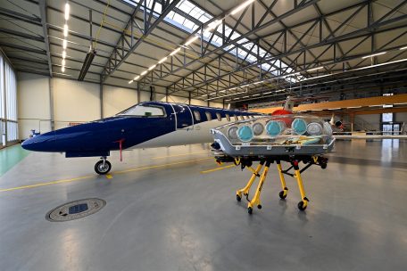 Zwei Learjets werden verkauft und durch eine geräumigere Bombardier Challenger 605 ersetzt. Diese Maschine hat ausreichend Platz für Crew und Familienmitglieder sowie den EPI-Shuttle (im Vordergrund). 