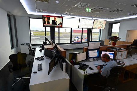 In der Alarmzentrale sorgen Mitarbeiter der LAR für den reibungslosen Ablauf sämtlicher Missionen im In- und Ausland