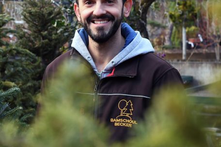Seit 2015 arbeitet Alden Jahsavic in der „Bamschoul Becker“ und hilft, den Miet-Weihnachtsbäumen ein möglichst langes Leben zu gewähren