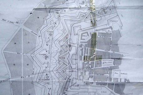 Ein öffentlicher Platz umgibt die Oberstadt