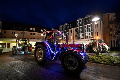 Der Korso fährt am Seniorenheim in Mamer vorbei