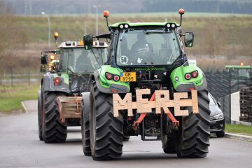 Weihnachtsparade / Aktion der Lëtzebuerger Landjugend a Jongbaueren: Mit leuchtenden Traktoren durch Luxemburg