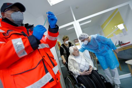 In Deutschland wurden die ersten Impfungen bereits am Sonntag durchgeführt. Dabei wurden prioritär ältere Mitmenschen geschützt.