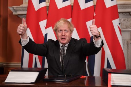 … wo der britische Premierminister Boris Johnson seine Unterschrift unter das Vertragswerk setzte