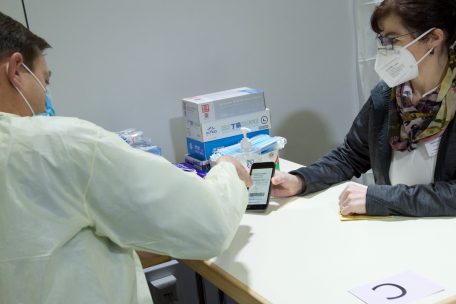 Vor der Impfung werden nochmals die Formalitäten geklärt und Personalien geprüft. Die „Patienten“ werden auch kurz medizinisch durchgecheckt, bevor sie die Injektion erhalten.