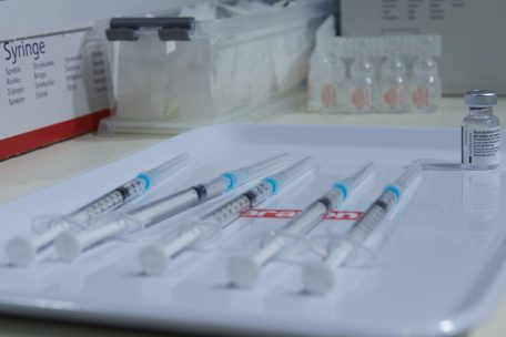 Fünf Impfdosen müssen die Fläschchen mit BNT162b2 von BioNTech/Pfizer laut EU-Zulassung enthalten. Alle Ampullen erhalten aber eine kleine Überfüllung.
