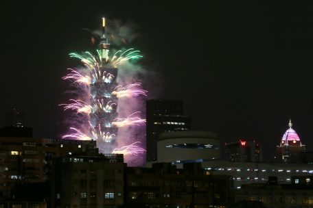 Feuerwerkskörper explodieren am Wolkenkratzer «Taipei 101» in Taiwan über der Stadt Taipei.
