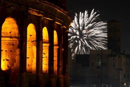 Foto: Ein Feuerwerk explodiert neben dem Kolosseum. Italien hat das Corona-Jahr in kleinem Rahmen verabschiedet.