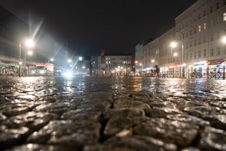 Fast menschenleer ist zum Jahreswechsel der Hermannplatz in Neukölln in Berlin. Er gehörte zu den Böllerverbotszonen in der Stadt.