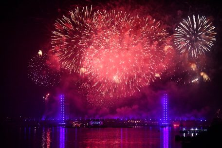 Foto: Ein Feuerwerk erhellt den Himmel über der Rod El-Farag Axis (Tahya Masr Brücke) in Kairo, Ägypten während der Silvesterfeierlichkeiten.