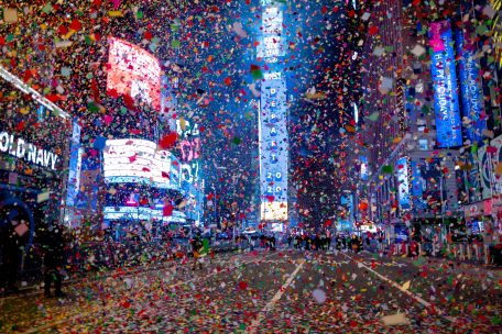 Es regnet Konfetti auf dem Times Square, während im Hintergrund der leuchtende Kristallball an einem Fahnenmast zum sogenannten Ball Drop herabgesenkt wird. Normalerweise kommen jedes Jahr rund eine Million Menschen auf den Times Square - doch wegen der Corona-Pandemie blieb der berühmte Platz in Manhattan erstmals seit Jahrzehnten an Silvester für die Öffentlichkeit gesperrt.