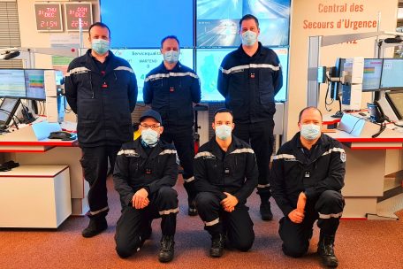 Sechs Leitstellendisponenten hatte der CGDIS für die letzte Nacht des Jahres einbestellt. Sie hatten das Geschehen voll im Griff, konnten sich dennoch aber auch eine kleine Köstlichkeit zu Silvester gönnen.