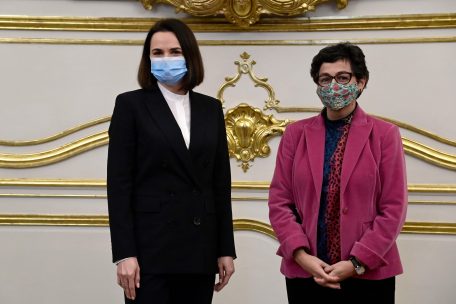 … wird die führende Oppositionspolitikerin Swetlana Tichanowskaja (l.) von europäischen Regierungen empfangen, wie hier am 22. Dezember von der spanischen Außenministerin Arancha Gonzalez Laya